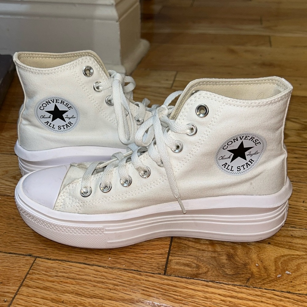 Chuck Taylor All Star Move Platform Women’s shoes in white size 8